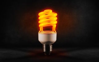 Warum blinkt die Energiesparlampe, wenn der beleuchtete Schalter ausgeschaltet ist?