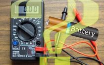 How to measure the battery charge with a multimeter