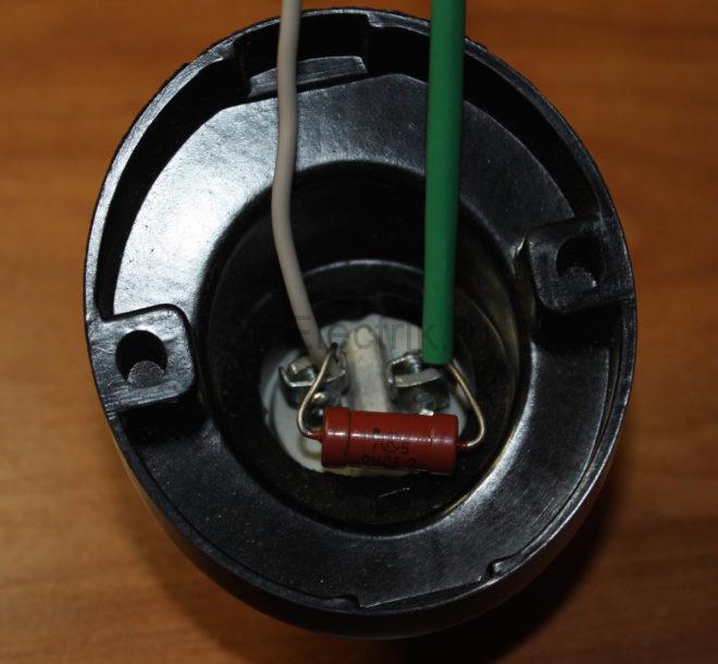 connecting the resistor in the lamp socket