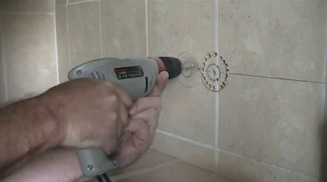 drilling of socket outlets without a crown