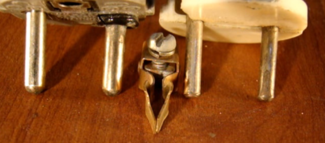 mismatch between the diameters of the plug pin and the socket contact