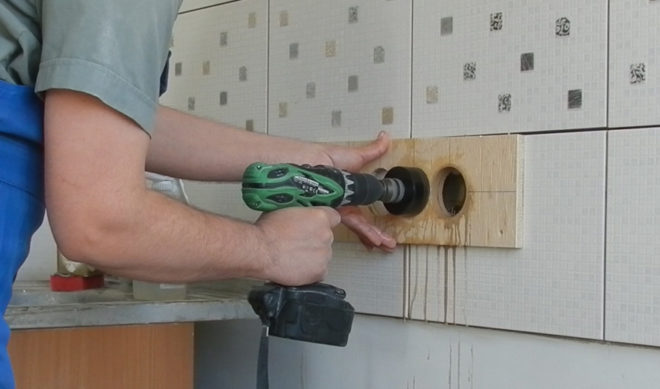 drilling a socket in a tile according to a template