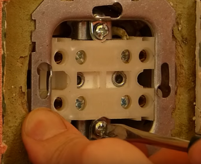 tighten the screws on the socket legs
