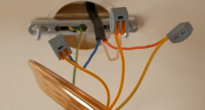 kết nối đèn chùm với dây trên trần nhà