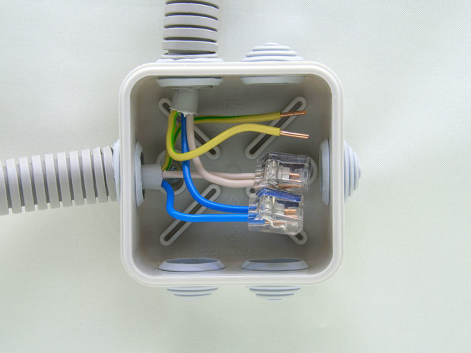 свързване на проводници в разклонителната кутия