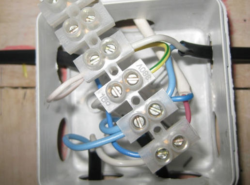 kết nối dây với một khối thiết bị đầu cuối trong một hộp nối