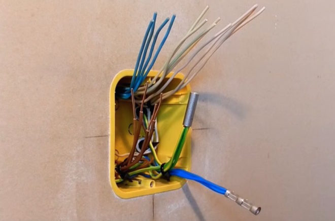 crimping of wires with sleeves in a junction box