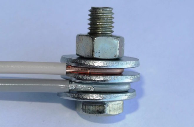 conexiune cu șuruburi din fire de cupru și aluminiu