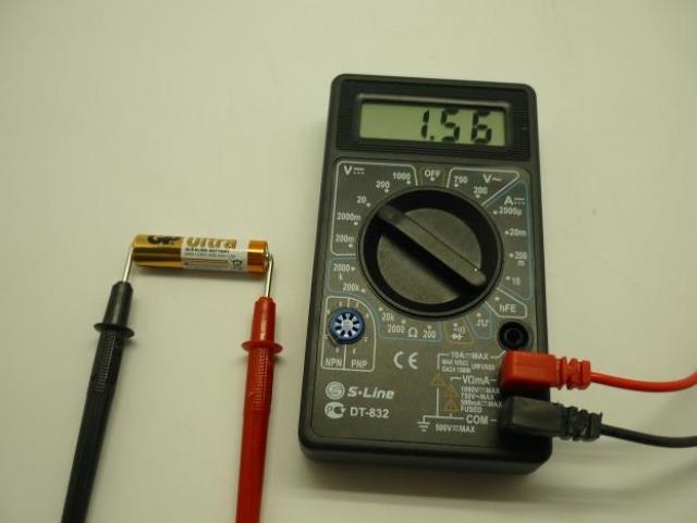 قياس جهد البطارية باستخدام جهاز متعدد