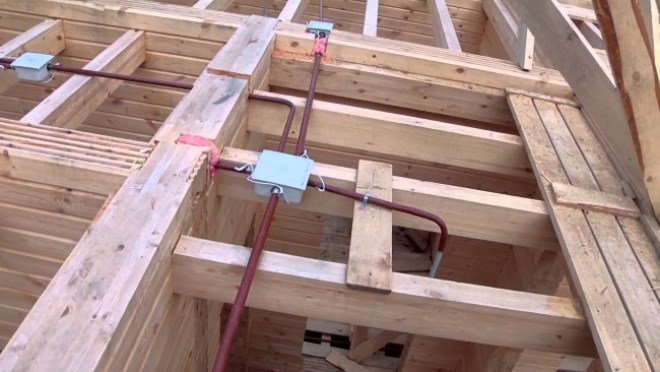 Osobitné požiadavky na elektrické vedenie v drevenom dome