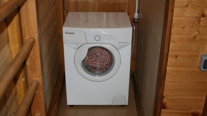 เครื่องซักผ้าในอ่างอาบน้ำ