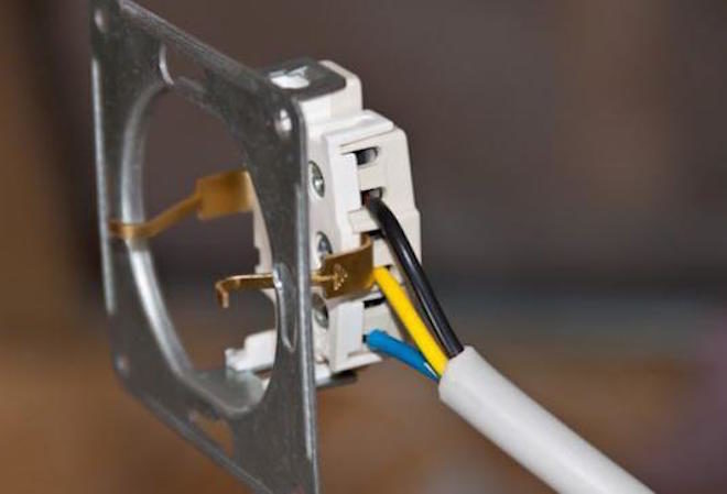 Connecting the wire to the socket terminals