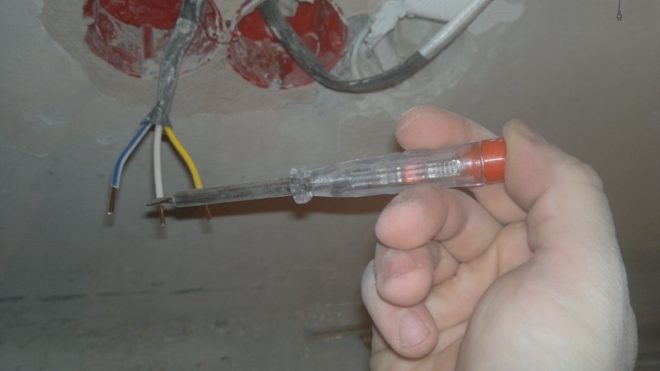 Finding the phase wire with an indicator screwdriver