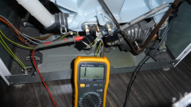 The multimeter shows a malfunction of the heating element