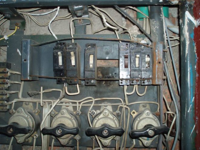 Old circuit breakers need to be replaced